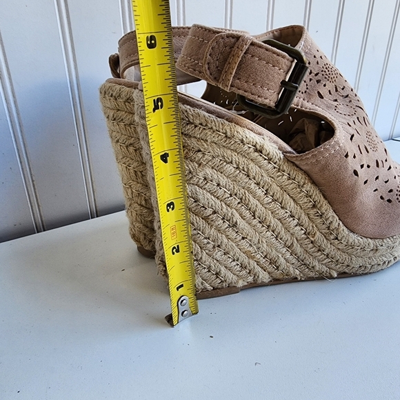 WILD DIVA LOUNGE Taupe Beige Lace Up Platform Heeled Wedge Sandals Sz 8 - Picture 5 of 10